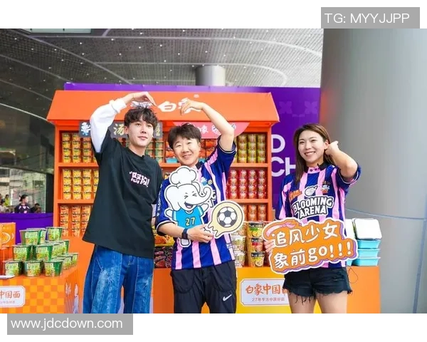 直播足球比赛解说员的身份揭秘及其在赛事中的重要性分析 直播足球比赛解说员的身份揭秘及其在赛事中的重要性分析