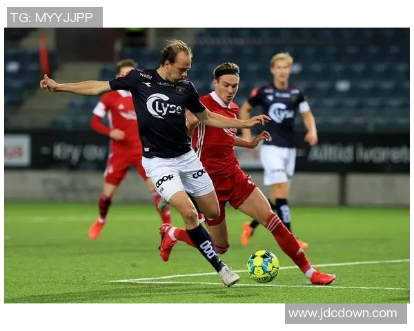 登克尔克与莫尔德的激烈对决揭示足球战术与团队协作的魅力