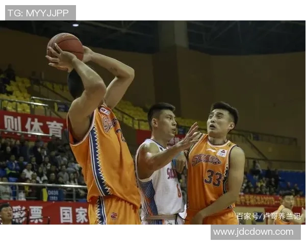 防守正义与独立队的激烈对抗揭示了篮球战术的深层次博弈与团队精神