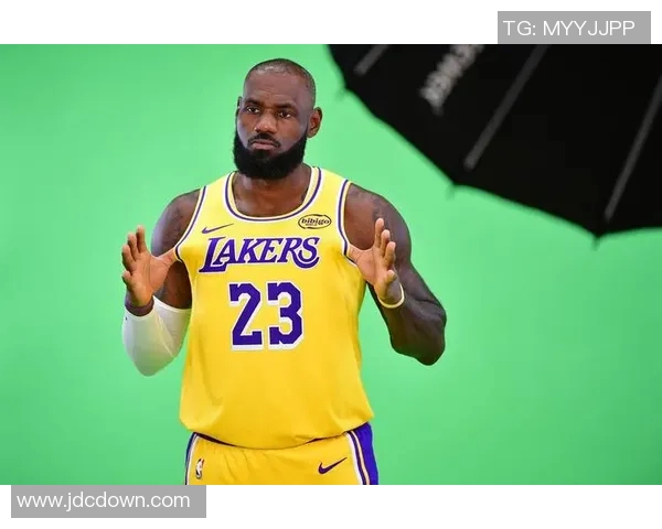 詹姆斯砍下三双领湖人大胜，带队连胜达到五场