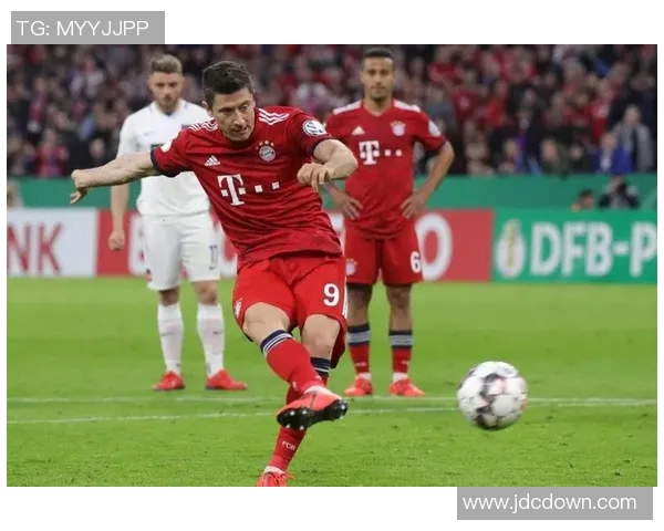 莱万重返安联球场引发拜仁球迷愤怒声讨称其忘恩负义 莱万重返安联球场引发拜仁球迷愤怒声讨称其忘恩负义