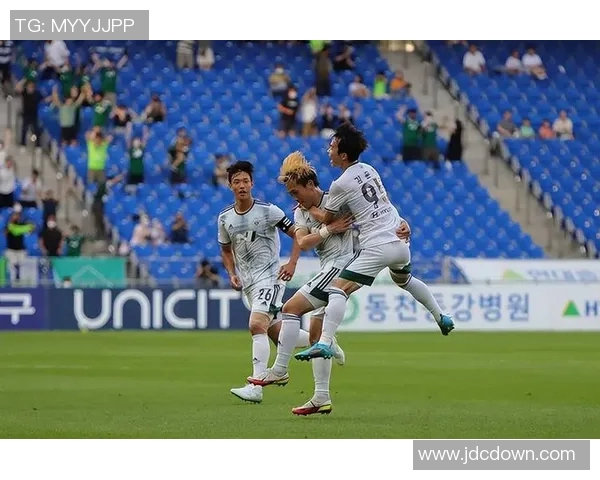 全北现代与水原三星激战K联赛争夺战精彩回顾与分析